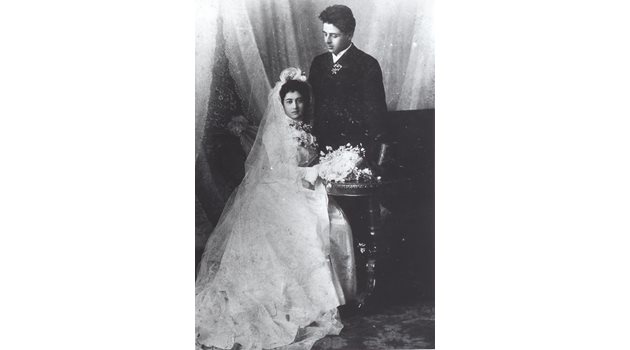 Крьстьо Сарафов и Гюзелева като младоженци.