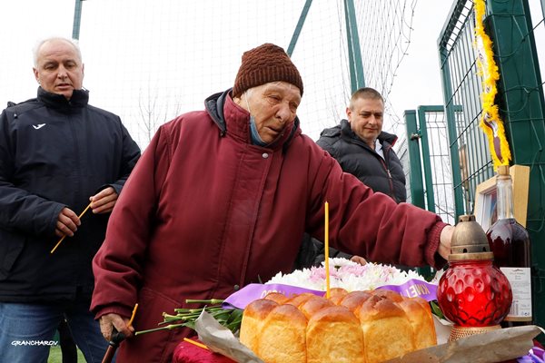 Леля Маринка не сдържа сълзите пред снимката на Трифон

Снимки: Ростислав Грънчаров