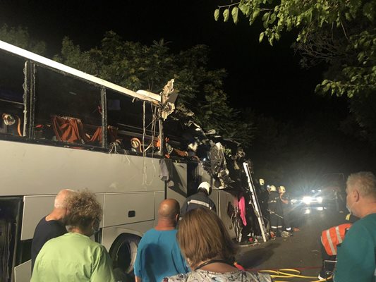 Ужасяващ сблъсък на румънски автобус край Търново 
Кадър: Нова тв