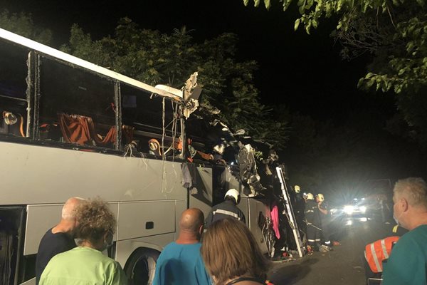 Ужасяващ сблъсък на румънски автобус край Търново 
Кадър: Нова тв