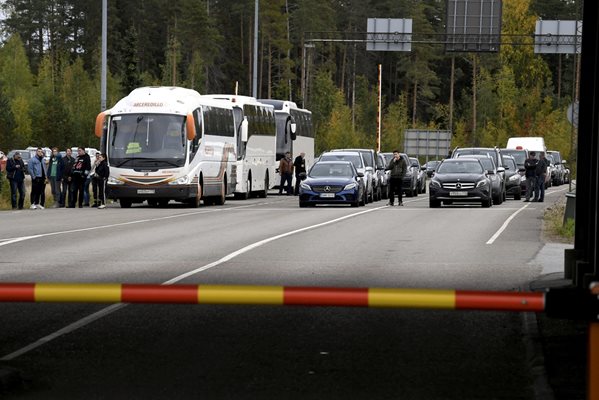 Хора и коли продължават да се трупат на границата с Финландия.
СНИМКА: РОЙТЕРС