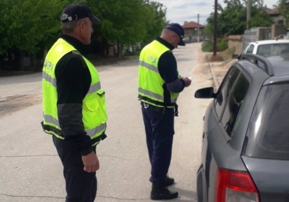 Пътни полицаи правят проверка на шофьор. 
Снимка Архив