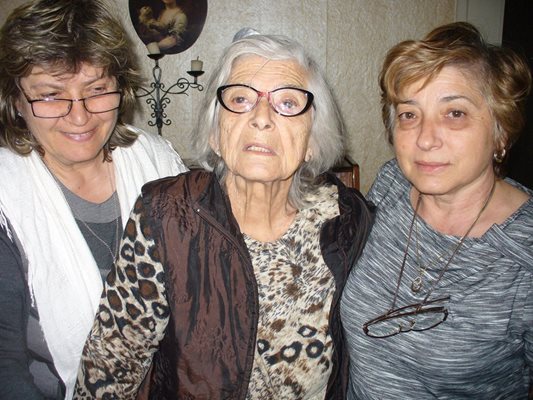Анастасия с двете си дъщери - Севдалина (вдясно) и Светлана