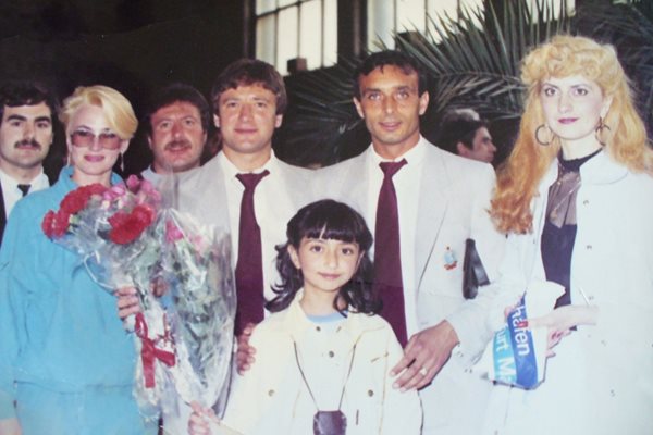 Блшизки изпращат Николай Арабов и приятеля му Илия Дяков за световното първенство по футбол в Мексико през 1986 година. Вдясно са съпругата Емилия и дъщеричката Ани на Николай Арабов.