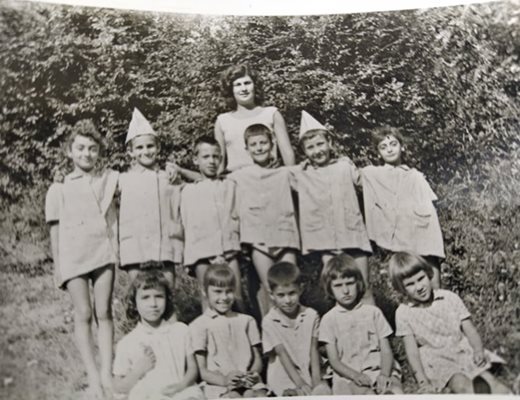 Стефан Янев /вторият отляво надясно прав/ в детската градина на Поповица.