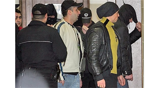 ТВЪРДЕНИЯ: Павел Петков от "Наглите" топи ченгето, че е вземало подкупи, за да го пуска на работа извън затвора.