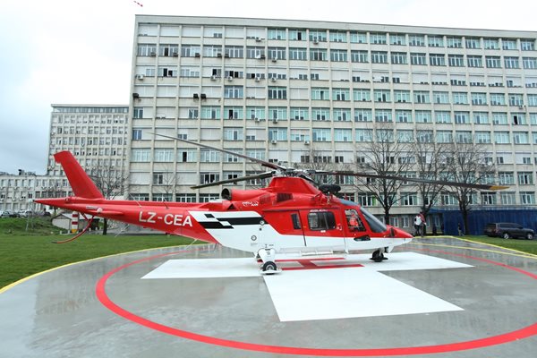 Медицински хеликоптер на площадката на столичната болница "Св. Анна"