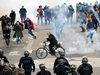 Арести и пострадали във Франция при антиправителствени протести (Снимки)