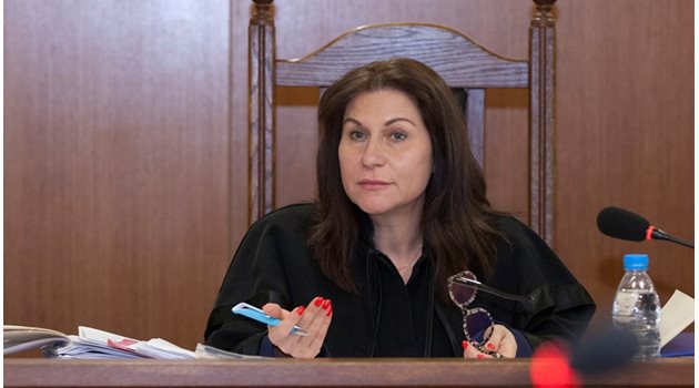 Съдия Виржиния Петрова обяви, че Цветан Василев има право да дава обяснения по всяко време на процеса.