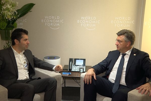 Премиерът Петков разговаря с колегата си от Хърватия Андрей Пленкович. Снимки правителствена пресслужба