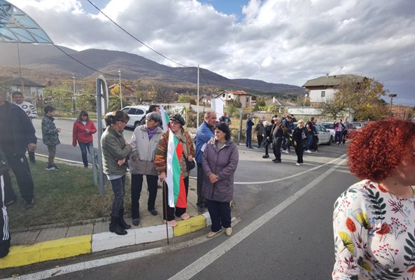 Хората от няколко села се канят да затворят пътя Асеновград-Кърджали.
