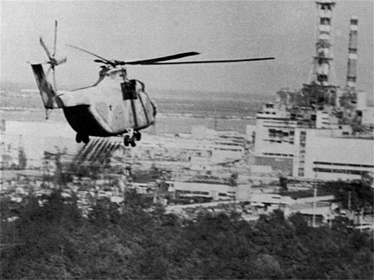 Хеликоптер пръска обеззаразяващи вещества през юни 1986 г. над района около гръмналата АЕЦ “Чернобил”. 
