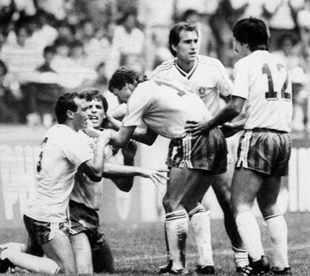 Аян Садъков поздравява заедно с други национали Наско Сираков за изравнителния му гол в мача на откриването на Мексико'86.