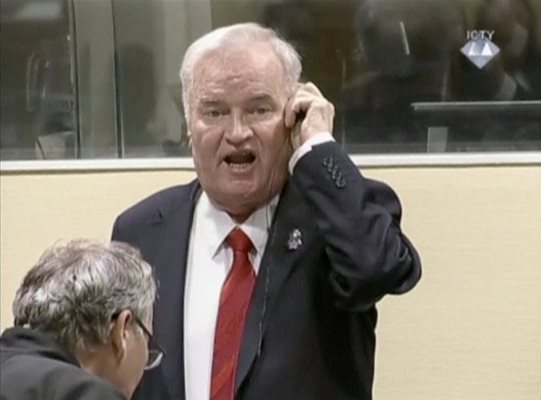 Хагският трибунал осъди вчера Младич на доживотен затвор за геноцид, военни престъпления и престъпления срещу човечеството. Снимка РОЙТЕРС
