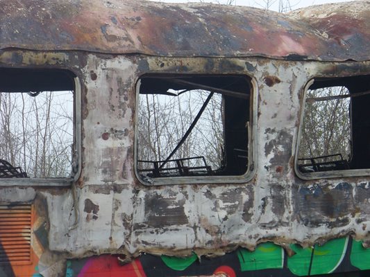Двата последни вагони на бързия влак от София за Бургас са унищожени напълно от пожара на гара Коньово.