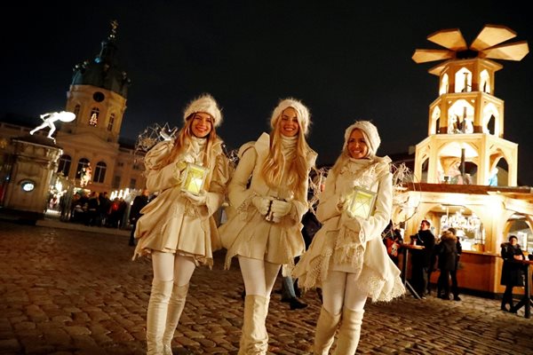 Германки, облечени като ангели, се разхождат на коледния базар в замъка “Шарлотенбург” в Берлин.