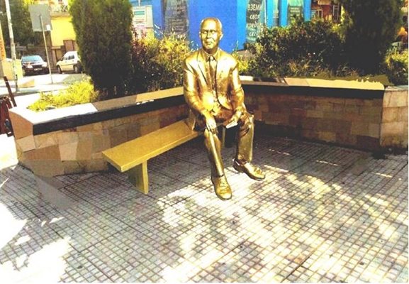 Така ще изглежда паметникът на Евтим Евтимов, който ще бъде поставен пред читалище “Братя Миладинови” в Петрич.