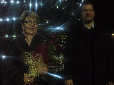 Кметът на Стара Загора Живко Тодоров и руският посланик у нас Елеонора Митрофанова запалиха тази вечер светлините на две елхи в града. 