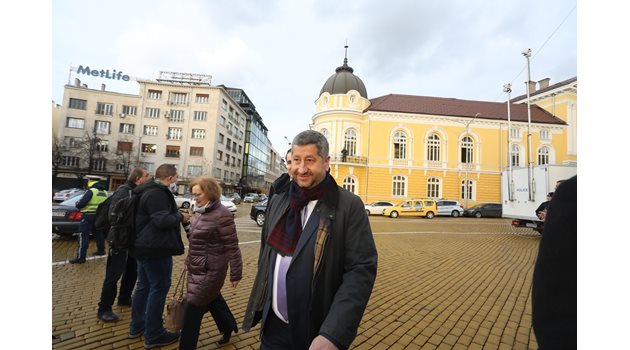 Христо Иванов влезе с усмивка в парламента.

СНИМКА: НИКОЛАЙ ЛИТОВ