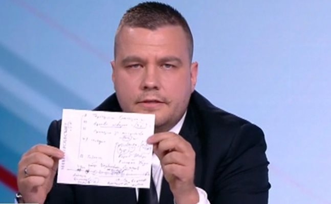 Станислав Балабанов показа вчера листче, на което по думите му премиерът писал как да се заобиколи ветото.

СНИМКА: СТОПКАДЪР bTV