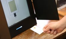 Куриози: пиян се бори 5 мин. с машината за гласуване, жена избяга с разписката