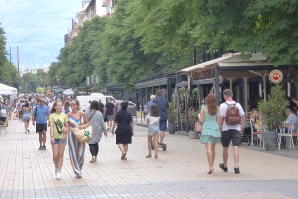 Въпреки че понякога кафенетата в центъра на София са пълни и в делнични дни, се оказва, че работната съдмица в България е една от най-дългите в ЕС.