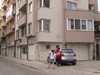 Жена живее в гаража на кооперация в Пловдив, тормози жителите й с шум и викове