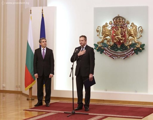 Президентът Росен Плевнелиев награждава проф. Теньо Попминчев.