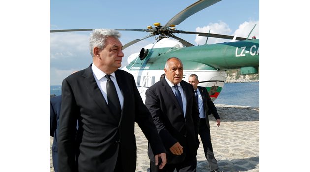 Двамата премиери пристигнаха с хеликоптер в Евксиноград