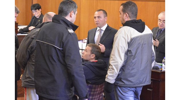 Миню Стайков бе доведен в апелативния спецсъд в инвалидна количка.  СНИМКА: “КАНАЛ 3”