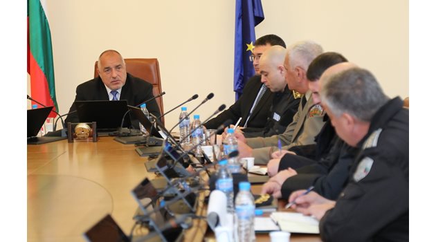 Премиерът Бойко Борисов свика на съвещание силовите министерства и службите заради опасността от бежанска вълна.