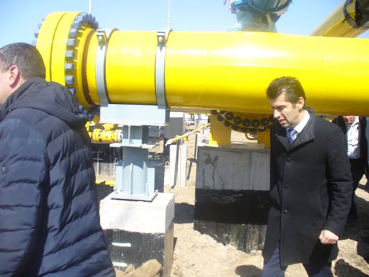 Премиерът Кирил Петков дойде вчера в село Малко Кадиево край Стара Загора, за да провери как върви строителството на газовата връзка Гърция - България.