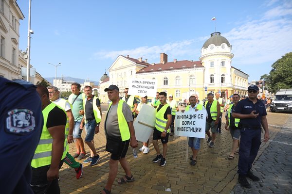 Протестът в столицата протече мирно. Той е обявен от Българската браншова камара “Пътища” като безсрочен. 
СНИМКИ: НИКОЛАЙ ЛИТОВ