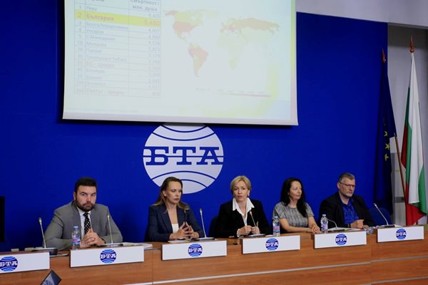 Екипът на "ПанЕвропа" по време на представянето на доклада