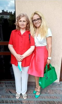 Обитателки на Сливенския затвор поздравяват по телефона майката на Десислава Иванчева