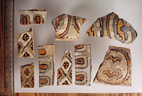 Блестяща рисувана облицовъчна керамика, открита при разкопките на комплекса под Перперикон