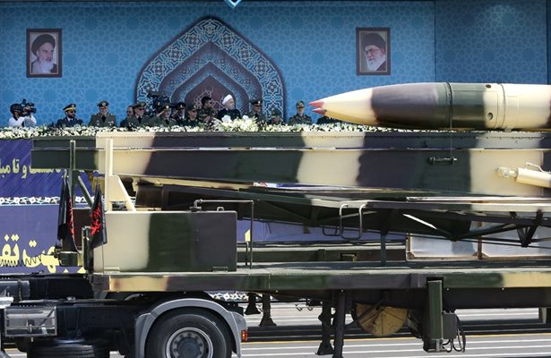 Иран съобщи, че е извършил изпитание на балистична ракета, която има обсег 2000 километра и може да носи няколко бойни глави СНИМКА : Ройтерс