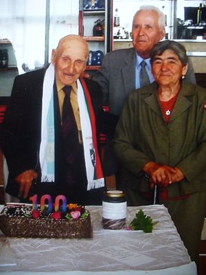 Преди 3 години дядо Стойчо отпразнува тържествено 100-годишния си юбилей. До него е втората му съпруга Ирина, която починала през февруари на 82 години.