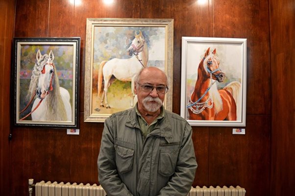 Симеон Кръстев на фона на любимите си картини с коне