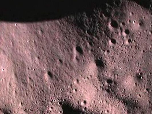 Снимка на Луната, направена от “Чандраян-1”