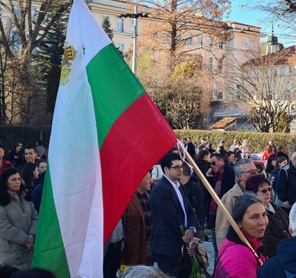 Служебният заместник министър-председател по управление на европейските средства Атанас Пеканов на опашка да поднесе цветя пред паметника на Левски