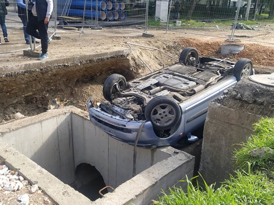 Колата се обърнала по таван след гонка с полицията в изкопа на бул. "Дунав".