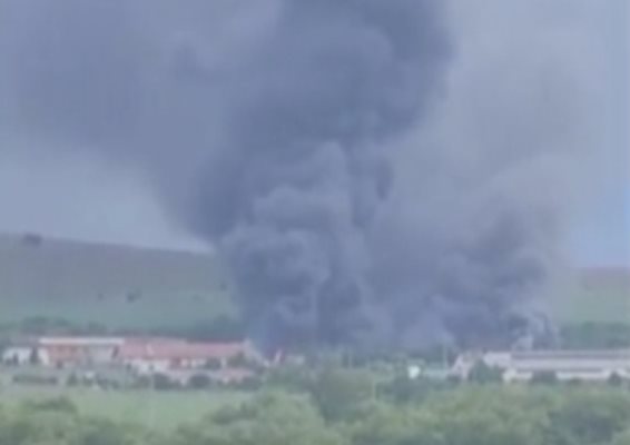 Огромен пожар пламна във фабрика за антифриз край Божурище  Кадър: bTV