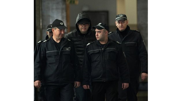 Полицаи водят Роман Логвиненко в съда