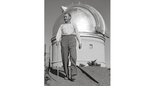 ЯСНОВИДЕЦ:  Роденият във Варна астроном Фриц Цвики пред телескопа “Маунт Паломар” в Калифорния, с който извършва повечето от откритията си.