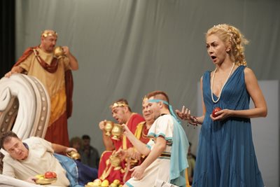 Актрисата Антоанета Добрева-Нети излиза като Елена от "Хубавата Елена" в петък, Димитровден, на сцената на Старозагорската опера. СНИМКА: Архив