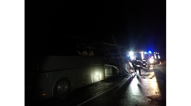 Запалилият се в движение автобус превозвал 51 пътници от Одрин към Варна. Снимки:Пътна полиция