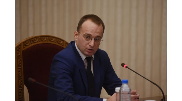 Бившият столичен съветник Симеон Славчев се появи на консултациите с неизвестната партия МИР.
