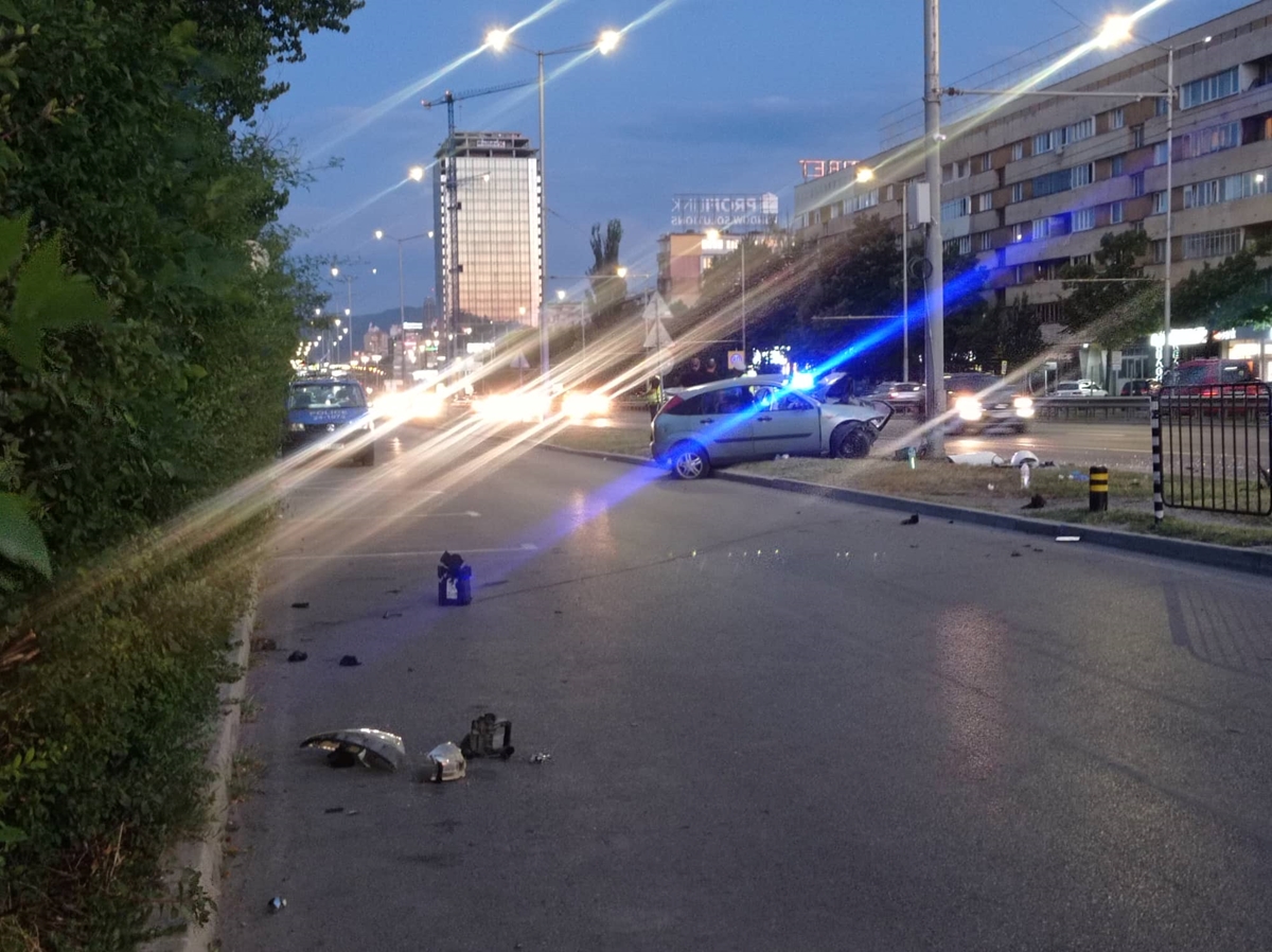 Двама ранени, след като шофьор се заби в стълб в София (Снимки)