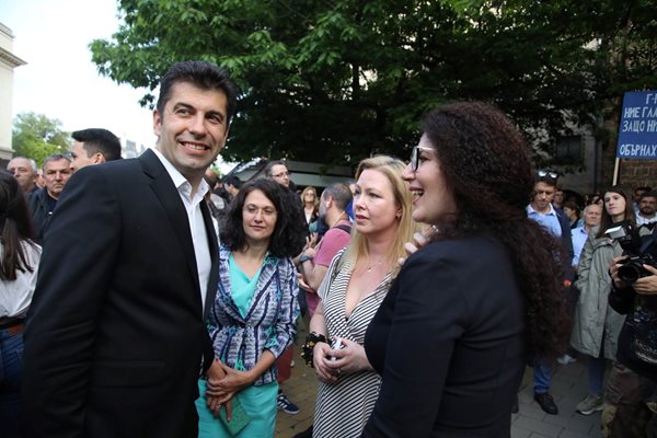 Кирил Петков със съпругата си Линда и с депутатката Калина Константинова. СНИМКА: Николай Литов
